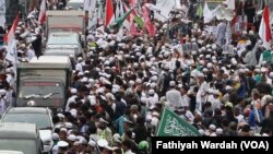 Massa dari dua kubu, pro dan anti Gubernur DKI Jakarta non aktif Basuki Tjahaja Purnama melakukan aksi unjuk rasa di depan Pengadilan Negeri Jakarta Utara, Selasa (27/12). (VOA/Fathiyah Wardah).