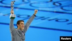 Michael Phelps celebra su premio como el atleta olímpico más premiado, al conseguir su 22a. medalla este sábado, en Londres.