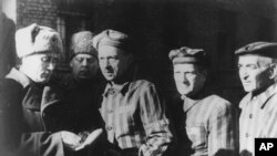 1945'de savaş sonrası Auschwitz toplama kampından sağ kurtulan Yahudiler