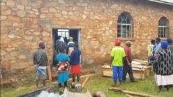 Mourners in Zimbabwe's Chimanimani District, Prepare to Bury Loved One Killed by Cyclone Idai