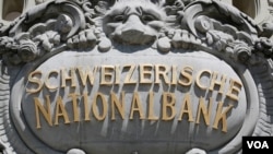 El logo del Banco Nacional de Suiza es visto en su edificio en Bern, Suiza, en mayo del 2020.