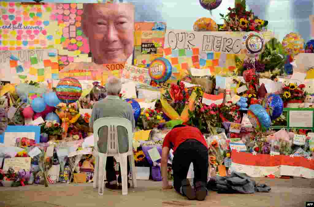 People pay their respects at the tribute area of Singapore General Hospital following the death of former prime minister Lee Kuan Yew. Lee - one of the towering figures of post-colonial Asian politics - died at the age of 91 at the hospital, the government said.