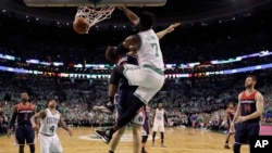 Jaylen Brown des Celtics , au milieu, Boston, le 15 mai 2017. 