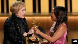 Carol Burnett, a la izquierda, entrega a Quinta Brunson el premio a mejor actriz de comedia por "Abbott Elementary", durante la 75ª edición de los premios Emmy.