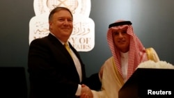 Le secrétaire d'Etat américain Mike Pompeo serre la main de son homologue saoudien Adel al-Jubeir lors d'une conférence de presse, à Riyad, en Arabie Saoudite, le 29 avril 2018.