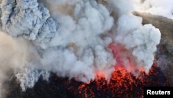 6일 일본 남서쪽 섬 규슈의 가고시마와 미야자키 현에 걸쳐있는 신모에다케 화산이 분화해 연기가 상공에 치솟고 있다. 교도통신 제공 사진.
