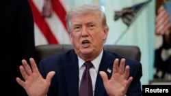  دونالد ترامپ، رئیس جمهوری آمریکا مشغول پاسخ به سوالات خبرنگاران در کاخ سفید - سه‌شنبه ۱۱ فروردین ۱۴۰۵