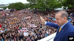 Turkey's President Recep Tayyip Erdogan waves to supporters as he arrives for a congress of the ruling Justice and Development Party (AKP) in Ankara, May 21, 2017. 