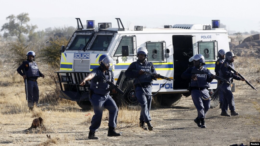 Polisi Afrika Selatan saat melakukan penembakan atas para buruh tambang yang diduga bersenjata di lokasi pertambangan Rustenburg, sekitar 100 kilometer barat laut Johannesburg (foto: dok).