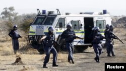 Polisi Afrika Selatan saat melakukan penembakan atas para buruh tambang yang diduga bersenjata di lokasi pertambangan Rustenburg, sekitar 100 kilometer barat laut Johannesburg (foto: dok).