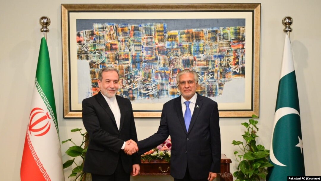 Menteri Luar Negeri Pakistan Ishaq Dar (kanan) menjamu Menteri Luar Negeri Iran Abbas Araghchi, dalam pertemuan di Islamabad pada 5 November 2024. (Foto: Courtesy Pakistani FO)