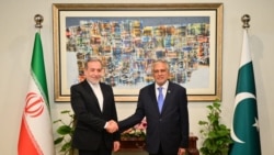 Menteri Luar Negeri Pakistan Ishaq Dar (kanan) menjamu Menteri Luar Negeri Iran Abbas Araghchi, dalam pertemuan di Islamabad pada 5 November 2024. (Foto: Courtesy Pakistani FO)