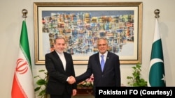 Menteri Luar Negeri Pakistan Ishaq Dar (kanan) menjamu Menteri Luar Negeri Iran Abbas Araghchi, dalam pertemuan di Islamabad pada 5 November 2024. (Foto: Courtesy Pakistani FO)