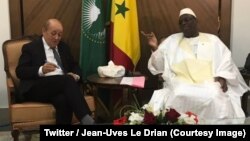 Le chef de la diplomatie française Jean-Yves Le Drian, à gauche, s’entretient avec le président Macky Sall du Sénégal, à Dakar, 6 novembre 2018. (Twitter/Jean-Uves Le Drian)