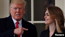 El presidente de Estados Unidos, Donald Trump, señala con la mano a la exdirectora de Comunicaciones de la Casa Blanca, Hope Hicks. Foto de archivo.