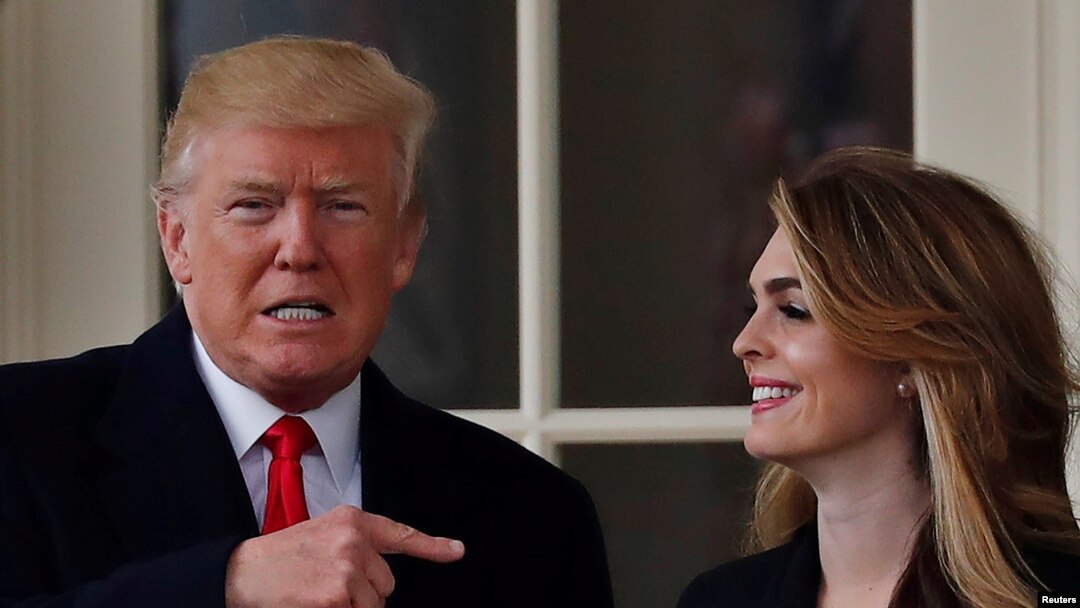 Presiden AS Donald Trump bersama mantan direktur komunikasi Gedung Putih, Hope Hicks, sebelum bertolak ke Cleveland, Ohio, 29 Maret 2018.
