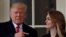 Cựu giám đốc truyền thông của Nhà Trắng Hope Hicks (phải) và Tổng thống Donald Trump bên ngoài phòng Bầu Dục ở Nhà Trắng ở Washington DC hôm 29/3/2018.