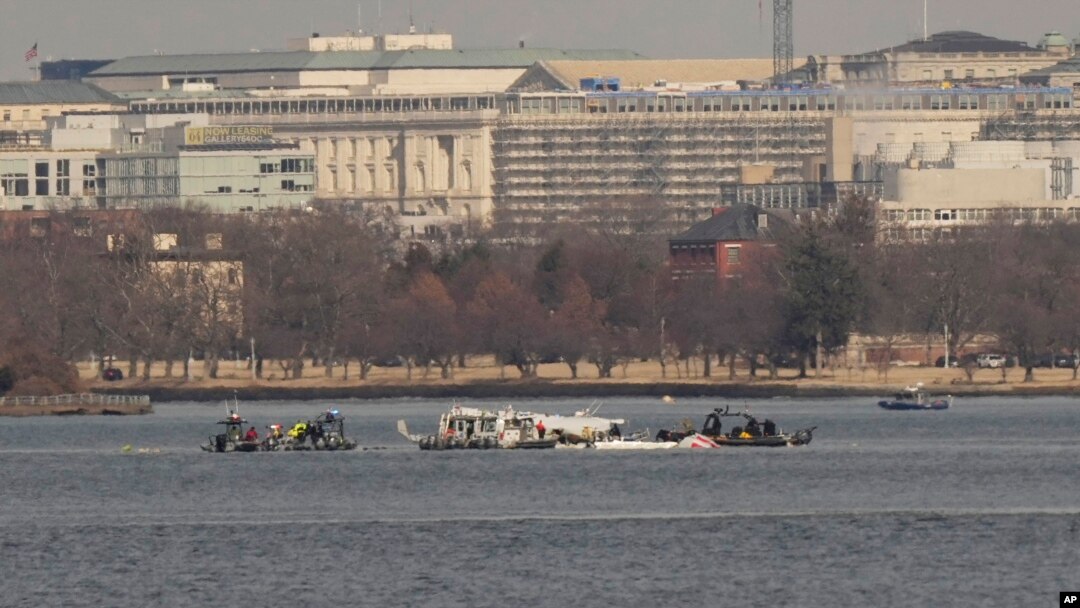 Jefo sekouris yo ozalantou debri avyon ki tonbe nan flev Potomac la tou pre ayeropo nasyonal Ronald Reagan nan Washington, 30 Janvye 2025. 