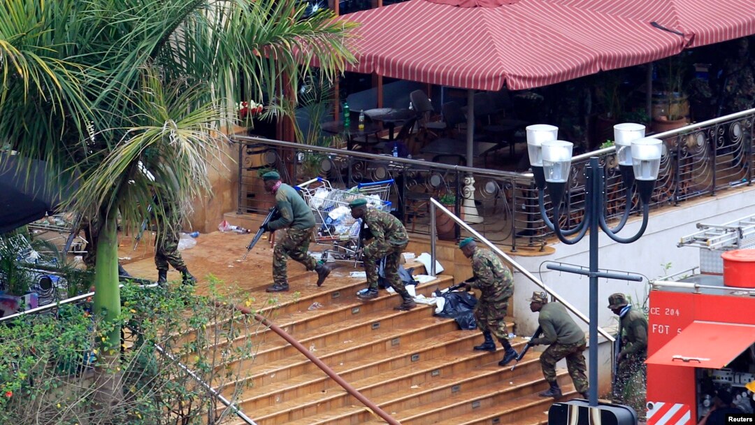 Bộ Nội vụ Kenya cho biết binh sĩ chính phủ đang lục soát từng lầu một tại Thương xá Westgate ở Nairobi, ngày 24/9/2013.