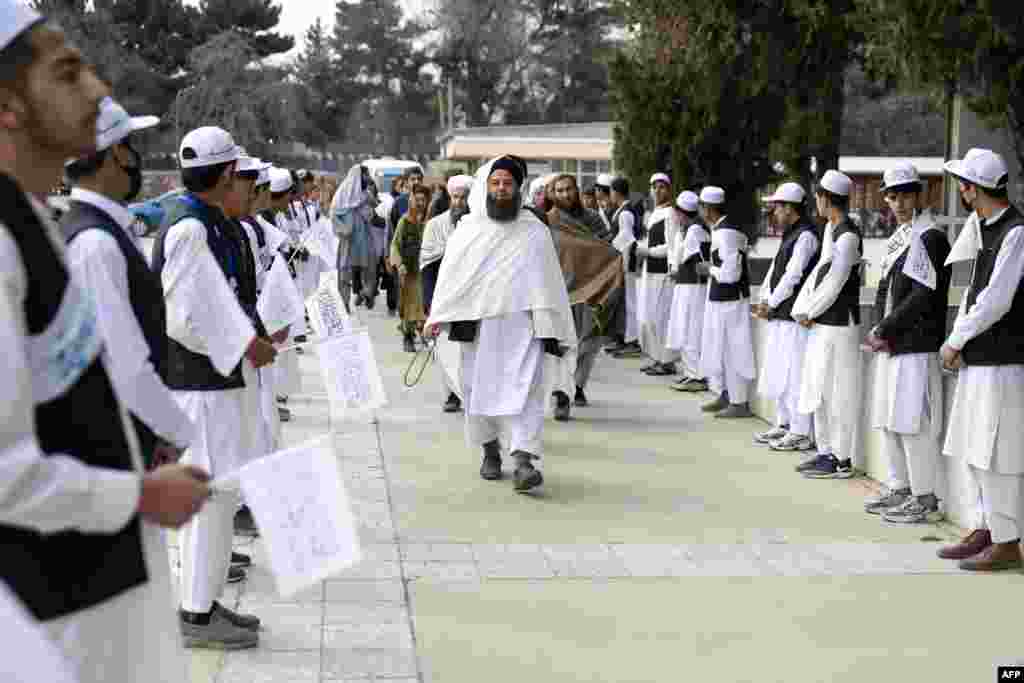 مراسم آغاز سال تعلیمی در لیسه امانی شهر کابل؛ تنها پسران حق رفتن به مکتب را یافتند.
