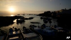 ARCHIVO - Barcos atracados en Puerto Ayora, Islas Galápagos, Ecuador, el 15 de enero de 2022.