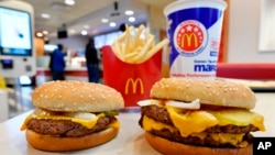 แฟ้ม - เมนูเบอร์เกอร์ Quarter Pounder และ Double Quarter Pound ของแมคโดนัลด์ ที่นครแอตแลนตา 6 มี.ค. 2018 (AP Photo/Mike Stewart, File)