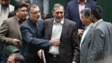 علی اصغر زارعی، نماینده مجلس شورای اسلامی و مخالف توافق اتمی پس از تصویب این توافق در مجلس ایران اشک می&zwnj;ریزد.