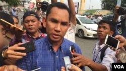 Prominent human rights worker Sam Ath speaking to reporters, Phnom Penh, Cambodia. (Hul Reaksmey/VOA Khmer) 