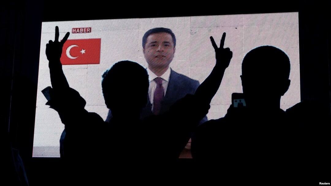 Para pendukung partai pro-Kurdi di Turki, Partai Rakyat Demokratik (HDP) menyaksikan mantan pemimpinnya Selahattin Demirtas saat tampil di televisi, Istanbul, Turki, 17 Juni 2018.
