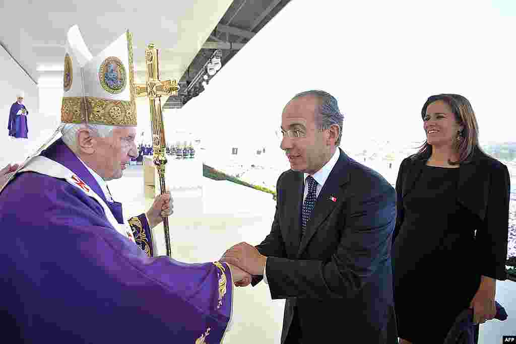 Pope Benedict greets Mexican President Felipe Calderon at the end of a mass at Parque del Bicentenario in Silao, Mexico, March 25, 2012.(AP)