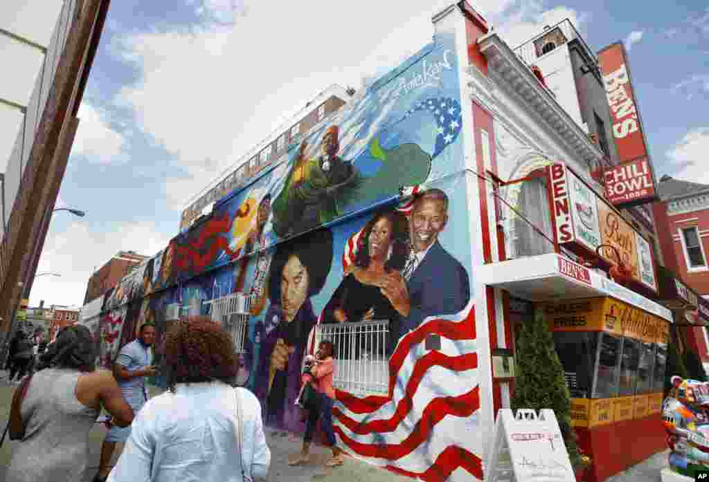 华盛顿市有名的餐厅 Ben&#39;s Chili Bowl 的新壁画，壁画上有前总统奥巴马和夫人以及名叫王子的歌星（6月23日）。布什和奥巴马都光顾过这个餐厅。