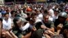 Lãnh đạo đối lập Venezuela tự nộp mình cho cảnh sát