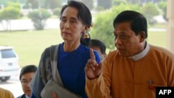 NLD ပါတီခေါင်းဆောင် ဒေါ်အောင်ဆန်းစုကြည်နဲ့ အတူတွေ့ရတဲ့ ဒေါက်တာဇော်မြင့်မောင်။ (မတ် ၁၊ ၂၀၁၆)