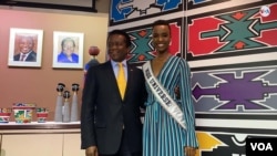 Zozibini Tunzi, Miss Universo 2019, junto al representante de Sudáfrica ante la ONU, el 17 de enero de 2020 en Nueva York. Foto: Celia Mendoza/VOA.