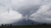 Gunung Semeru memuntahkan abu vulkanik saat erupsi dilihat dari Kabupaten Lumajang, Provinsi Jawa Timur, Senin, 6 Desember 2021. (AP Photo/Trisnadi)