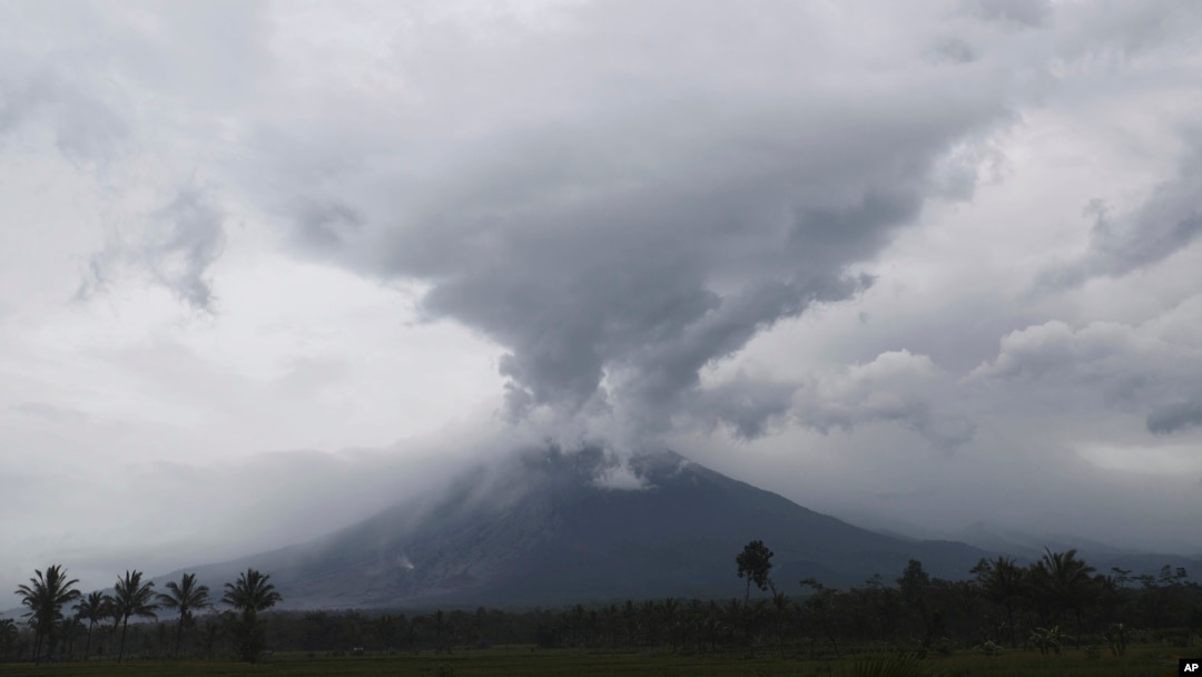 Gunung Semeru memuntahkan abu vulkanik saat erupsi dilihat dari Kabupaten Lumajang, Provinsi Jawa Timur, Senin, 6 Desember 2021. (AP Photo/Trisnadi)