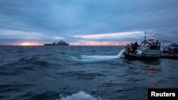 Miembros de la Marina de EEUU recuperan fragmentos de un globo chino derribado sobre el Océano Atlántico la semana pasada en Myrtle Buach, Carolina del Sur, el 5 de febrero de 2023.