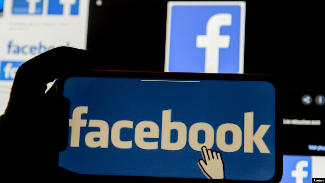 El logo de Facebook es desplegado en un teléfono celular inteligente. Foto de archivo.