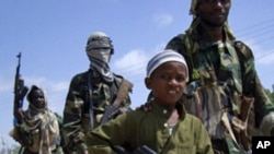 Mvulana akiongoza kundi la wanamgambo wa ki-Islam la al-Shabab wakati wa mazoezi ya kijeshi huko Mogadishu