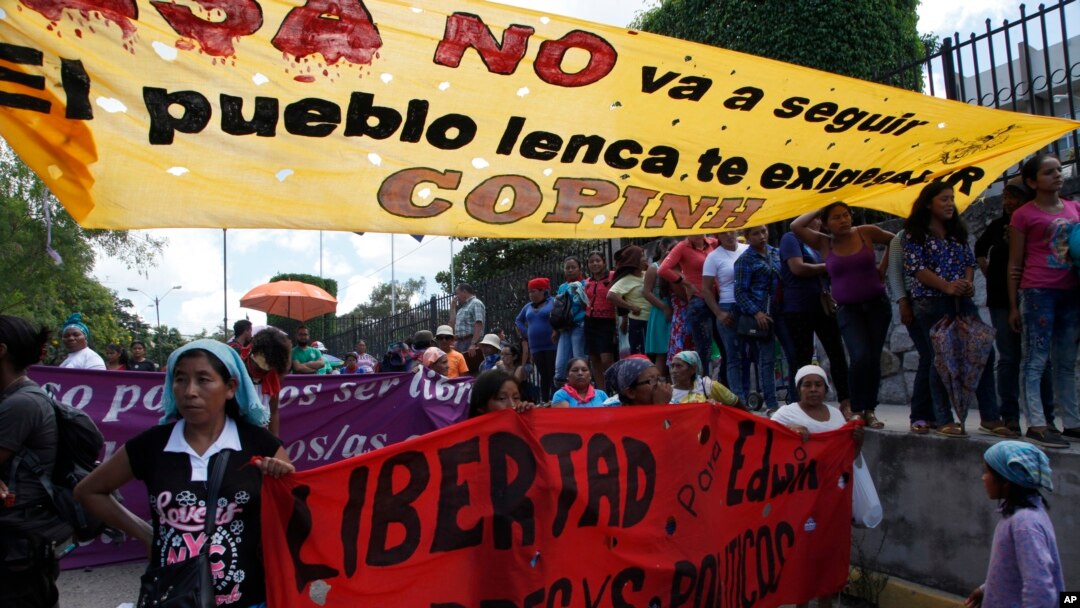 Para aktivis berdemo di luar gedung pengadilan menuntut pengadilan atas pembunuhan seorang aktivis lingkungan Honduras, Berta Caceres, di Tegucigalpa, Honduras, 17 September 2018. 