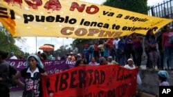 Para aktivis berdemo di luar gedung pengadilan menuntut pengadilan atas pembunuhan seorang aktivis lingkungan Honduras, Berta Caceres, di Tegucigalpa, Honduras, 17 September 2018. 