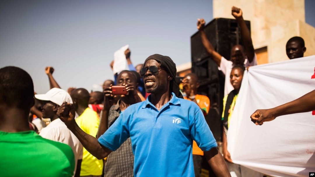 Demonstrasi menuntut transisi demokratis sipil di Ouagadougou, Burkina Faso (2/11). (AP/Theo Renaut)