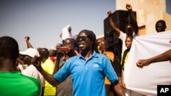 Demonstrasi menuntut transisi demokratis sipil di Ouagadougou, Burkina Faso (2/11). (AP/Theo Renaut)