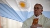 ARCHIVO - El entonces cardenal argentino Jorge Bergoglio ofrece una misa ante la iglesia de San Cayetano en Buenos Aires, el 7 de agosto de 2009. 