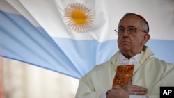 ARCHIVO - El entonces cardenal argentino Jorge Bergoglio ofrece una misa ante la iglesia de San Cayetano en Buenos Aires, el 7 de agosto de 2009. 