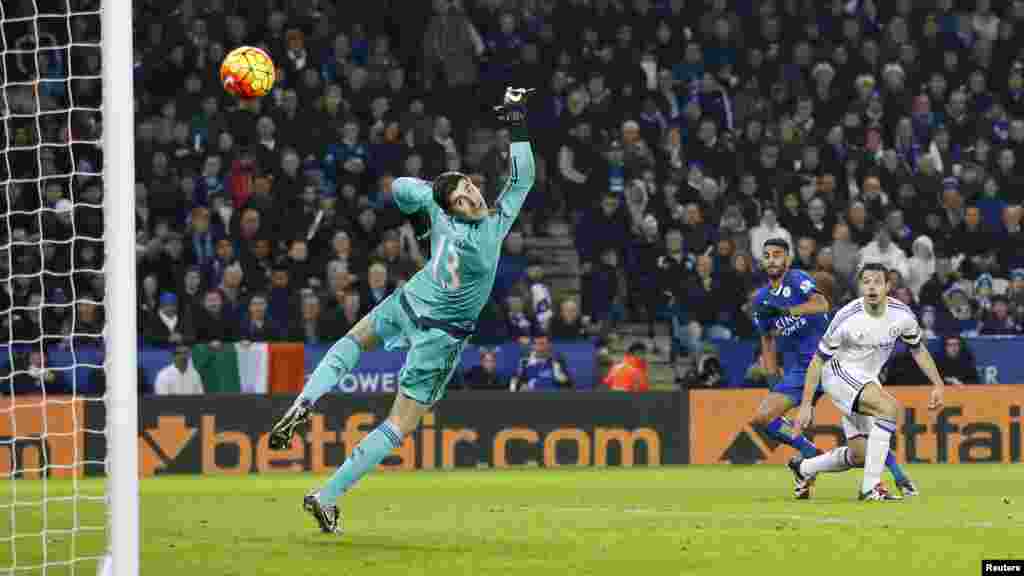 Riyad Mahrez tire un but contre Chelsea, au King Power Stadium, le 14 décembre 2015.