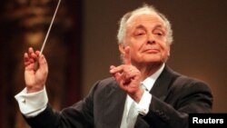 Shugaba Muhammadu Buhari na Najeriya (dama) yana gaisawa da shugaba Hassan Rouhani na Iran kafin tattaunawar da suka yi yau talata, 24 Nuwamba, 2015 a Teheran.