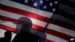 美国前副总统拜登的支持者11月7日在拉斯维加斯挥舞美国国旗庆祝胜利。