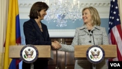 Sekretè Deta ameriken an Hillary Rodham Clinton ak Minis afè etranje kolonbyen an Angela Holguin (AP Photo/Evan Vucci)