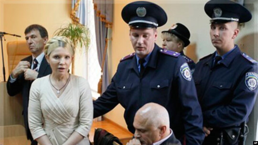 Polisi membawa PM Yulia Tymoshenko keluar dari ruang persidangan (foto: dok).
